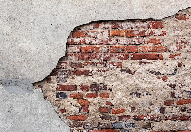 Vuile bakstenen muur, grijze gips, rode baksteen, achtergrond