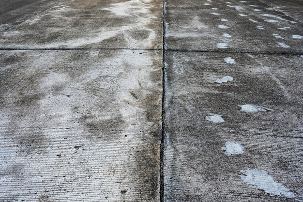 Vuile betonnen straat in het regenseizoen