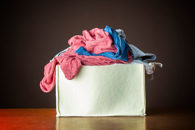 Vuile kleren in plastic mand bij een wasserette lag op de wasmachine en tafel b