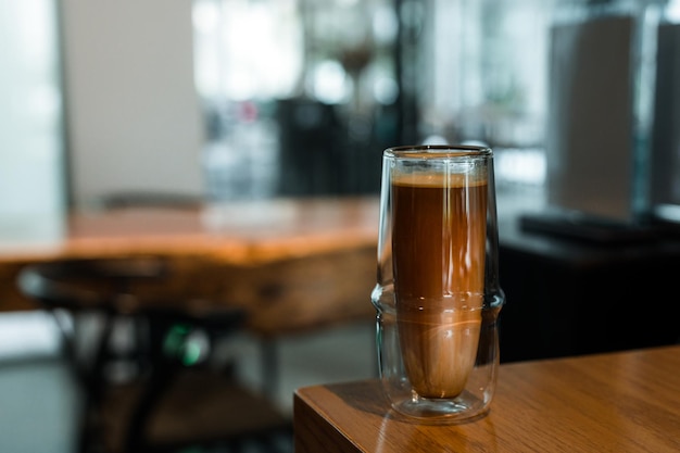 Vuile koffie Een glas espresso gemengd met koude verse melk in het café en het restaurant van de coffeeshop