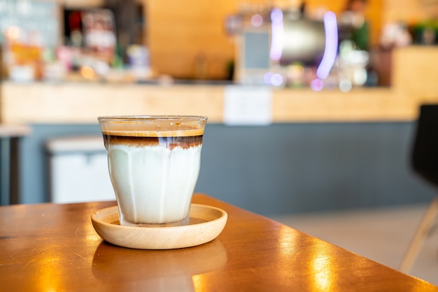 Vuile koffie - Een glas espresso-shot gemengd met koude verse melk in het café en het restaurant van de coffeeshop