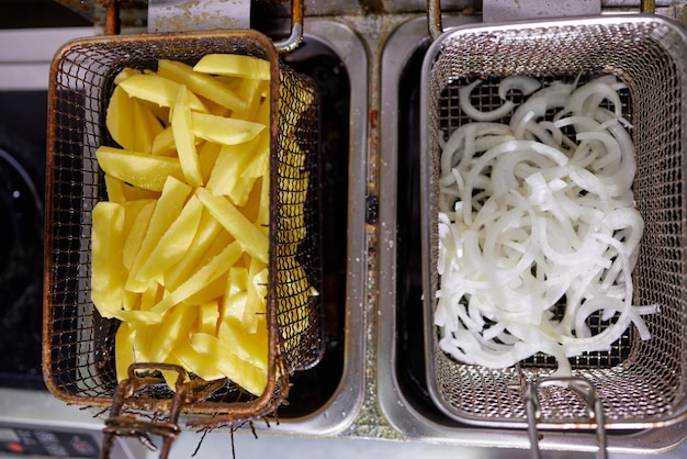 Vuile kookhoek met friet friteuse