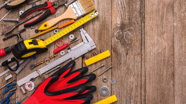 vuile set tools op een oude houten achtergrond.