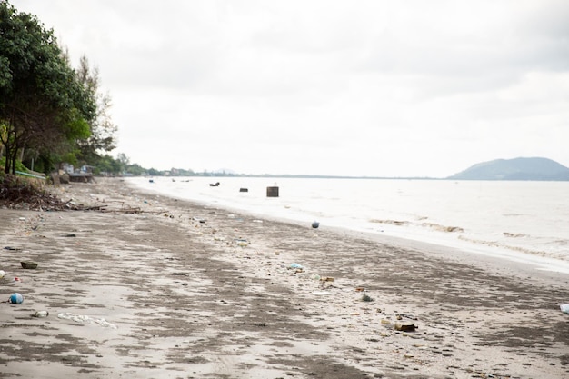 Vuilnis gedumpt op het strand zeeafval