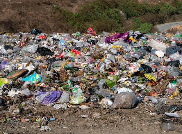 Vuilnis op straat in Yogyakarta, Indonesië, als gevolg van de tijdelijke sluiting van de laatste stortplaats.