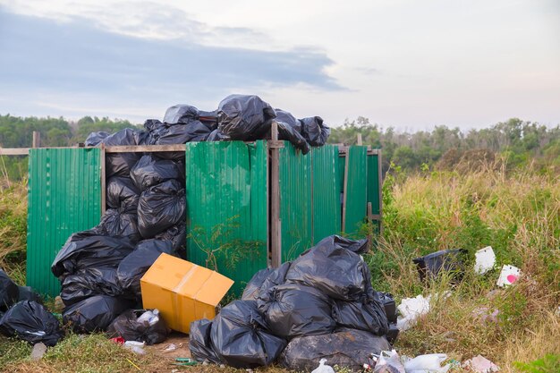 Foto vuilnisbak op het veld tegen de lucht