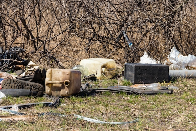 Vuilnisbelt in bos onder bomen. Milieuvervuiling