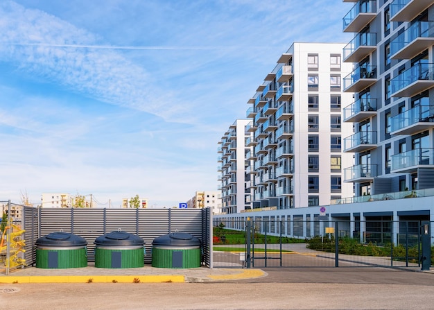 Vuilniscontainers en parkeren bij modern woonflatconcept