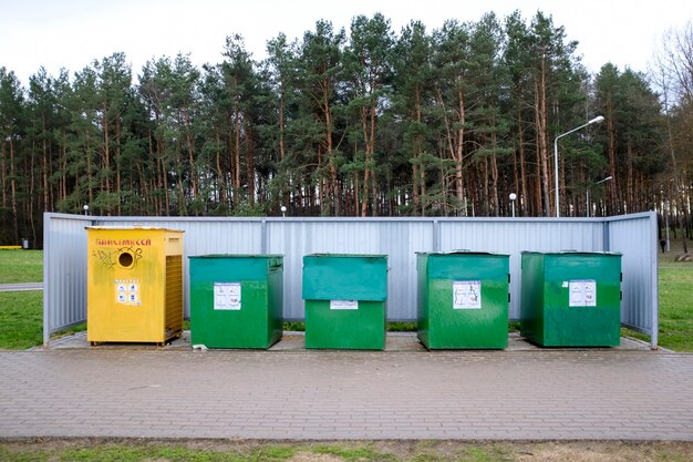 Foto vuilniscontainers voor het verzamelen van afval in het bos. het concept van respect voor de natuur. hoge kwaliteit foto