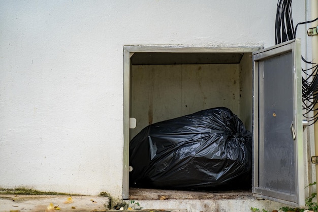 Foto vuilniszak in de vuilnisopslag