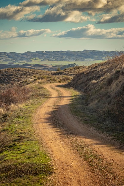 Vuilweg die door het landschap loopt tegen de lucht