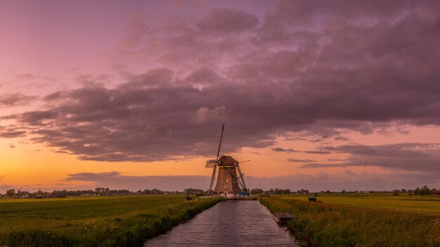 Foto vuilweg midden in het veld tegen de hemel bij zonsondergang