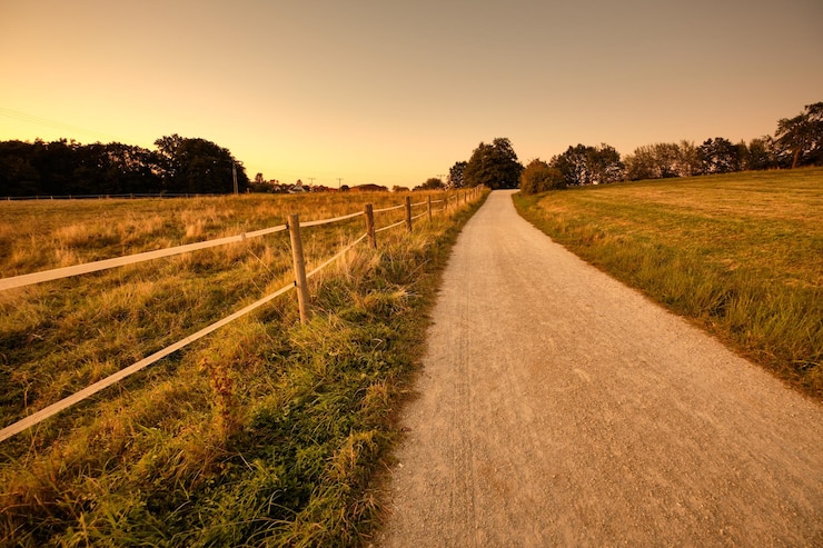 Foto vuilweg midden in het veld tegen de hemel bij zonsondergang