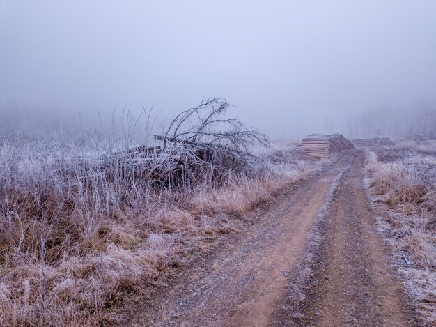 Foto vuilweg midden in het veld tegen de lucht tijdens de winter