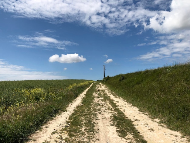 Foto vuilweg midden in het veld tegen de lucht.