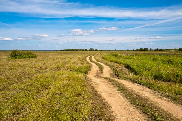 Vuilweg midden in het veld tegen de lucht.
