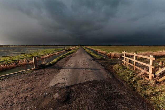 Foto vuilweg midden in het veld tegen de lucht.