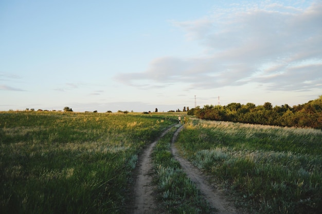 Vuilweg midden in het veld tegen de lucht.