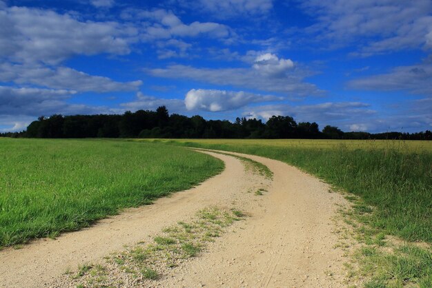 Foto vuilweg midden in het veld tegen de lucht.