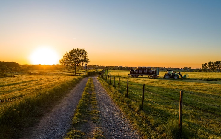Foto vuilweg midden op een boerderij tegen de hemel bij zonsondergang