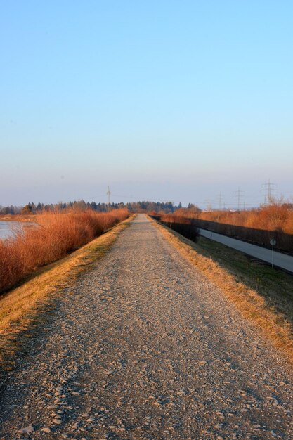 Foto vuilweg tegen een heldere hemel