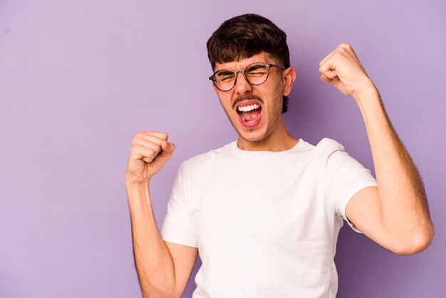 Vuist opheffen na een overwinningswinnaarconcept