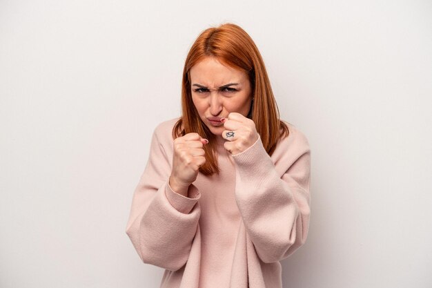 Vuist tonen aan camera agressieve gezichtsuitdrukking