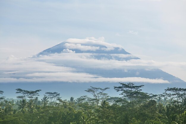 Vulkaan in de wolken op het eiland Bali Indonesië