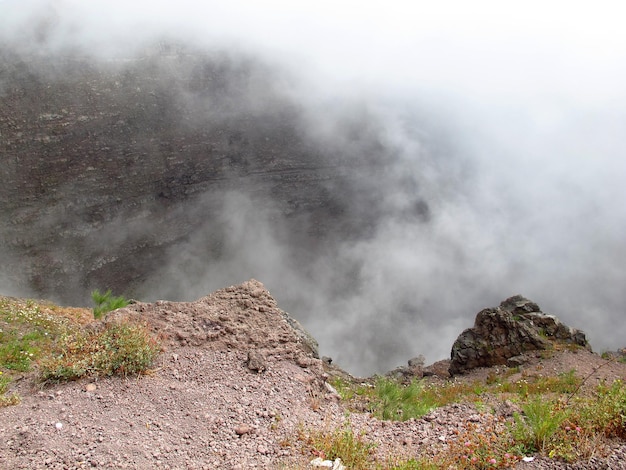 Foto vulkaan vesuvius in de mist italië