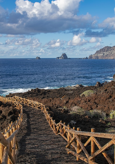 Vulkanisch pad met houten reling, Charco de los Sargos, Frontera, El Hierro-eiland, Canarische eilanden, Spanje