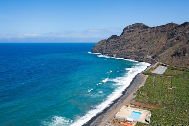 vulkanisch strand op het eiland la Gomera, canarische eilanden