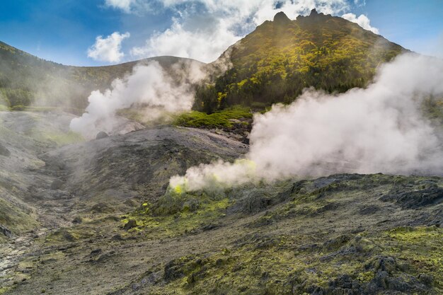 Vulkanische activiteit zwavel fumarole en heet gas op Kunashir Island Koerilen-eilanden Rusland