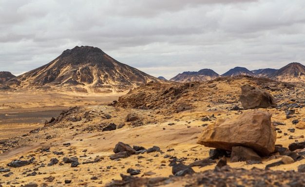 Vulkanische bergen in de Zwarte Woestijn nabij de Bahariya-oase in Egypte