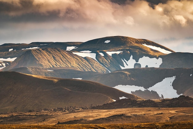 Vulkanische bergketen met sneeuw bedekt in de IJslandse hooglanden op Landmannalaugar in IJsland