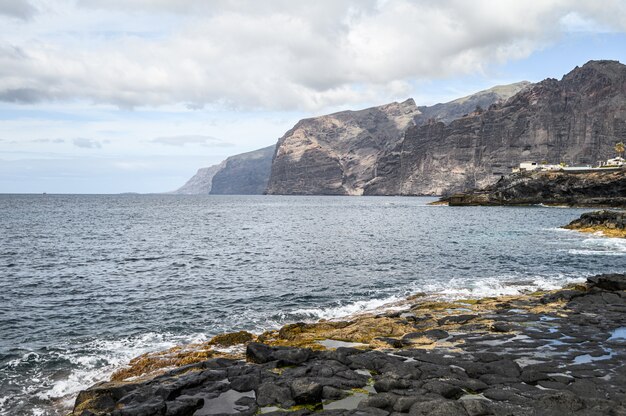 Vulkanische kust met zwarte rotsen. Los Gigantes, Tenerife