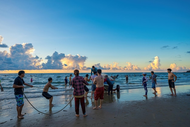 Vung Tau VIETNAM 14 MEI 2023 Visser die zijn net uitwerpt bij zonsopgang of zonsondergang Traditionele vissers bereiden het visnet voor
