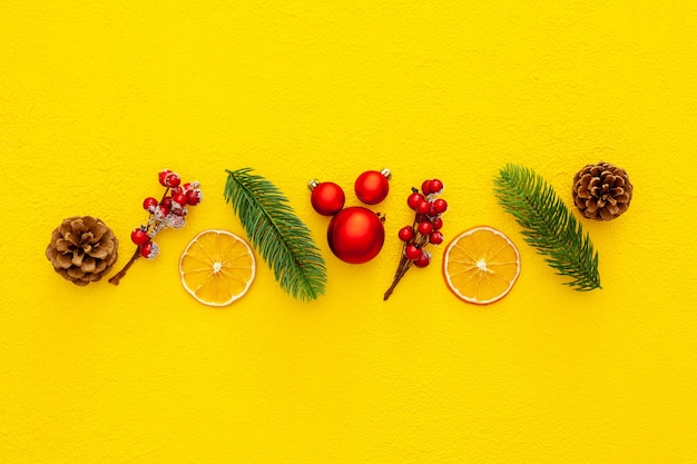 Vuren tak, kegels en speelgoed op Kerstmis of Nieuwjaardecoratie