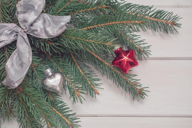 Vuren tak op een witte achtergrond. Kerstmis achtergrond.