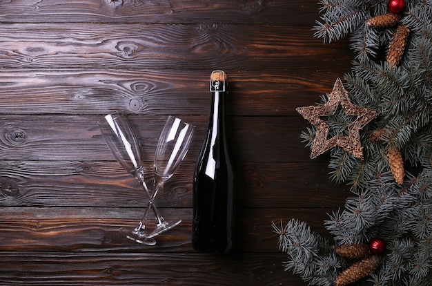 Vuren takken en fles champagne op een houten tafel