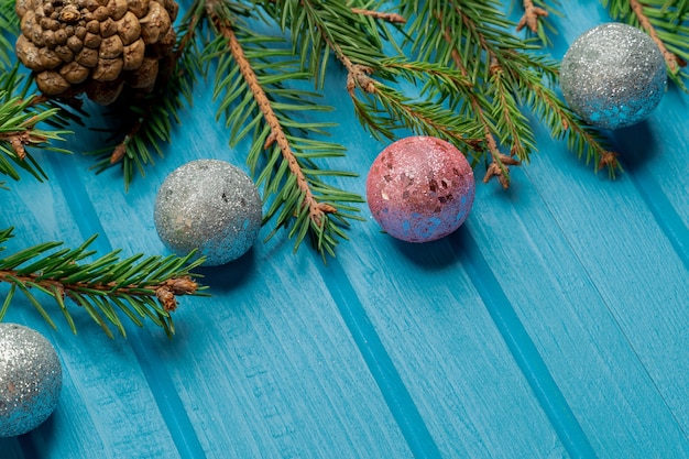 vuren takken op blauwe houten tafel met kopie ruimte