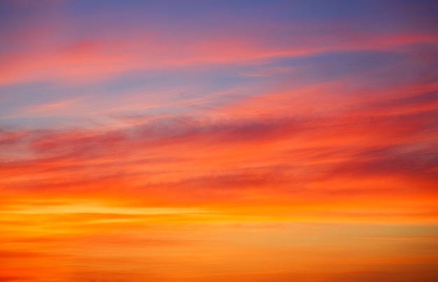 Foto vurige oranje avondrood. mooie lucht.