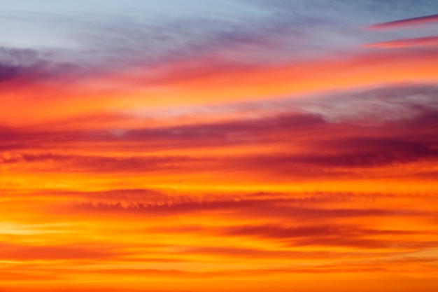 Vurige oranje avondrood. Mooie lucht.