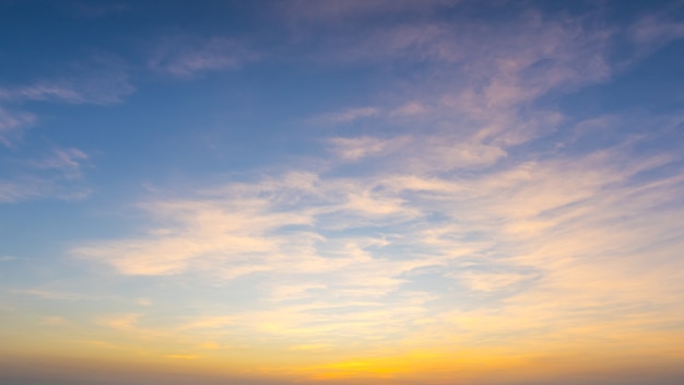 Foto vurige oranje avondrood. mooie lucht.