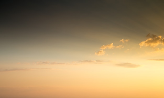 Vurige oranje avondrood. Mooie lucht.