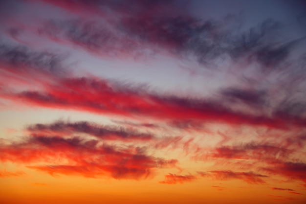 Vurige, oranje en rode kleuren avondrood. Mooie achtergrond