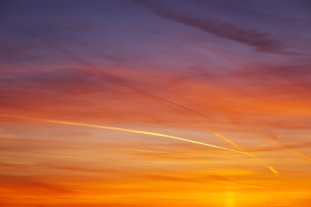 Vurige oranje kleurrijke avondrood als achtergrond