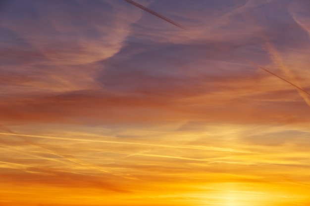 Vurige oranje kleurrijke avondrood als achtergrond