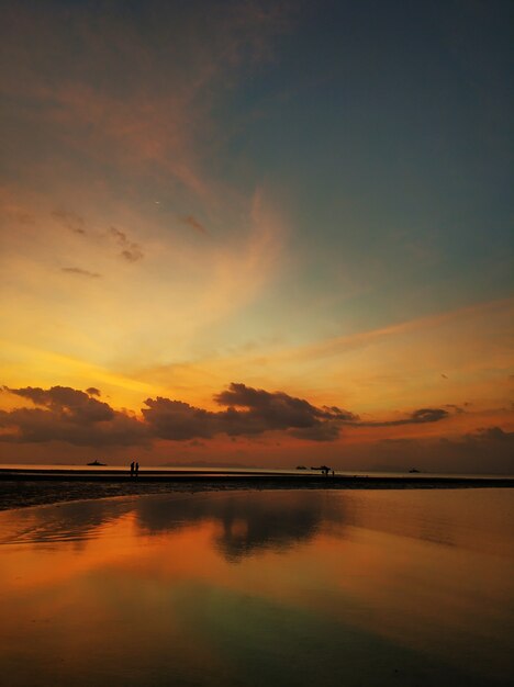 Vurige zonsondergang met wolken door de oceaan.