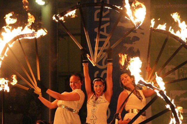 Foto vuur dansen expo