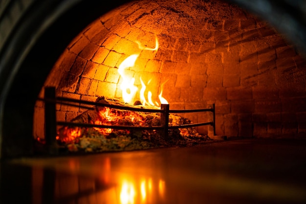 Vuur en vlammen in houtgestookte pizzaoven in Pizzeria Restaurant Brandhoutpizzaoven